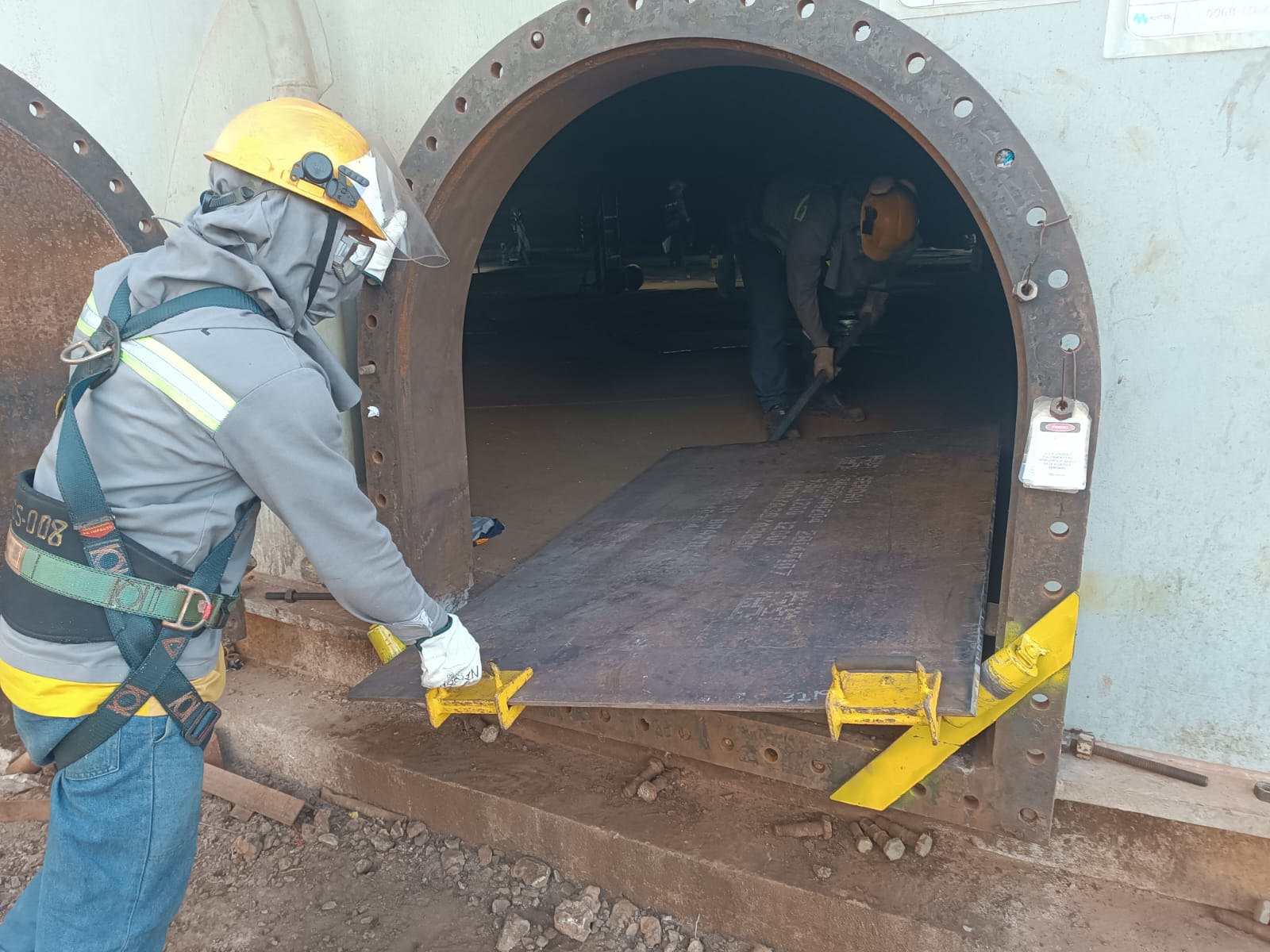 Nova Instalação de Roletes Otimiza o Manejo de Chapas com Mais Segurança